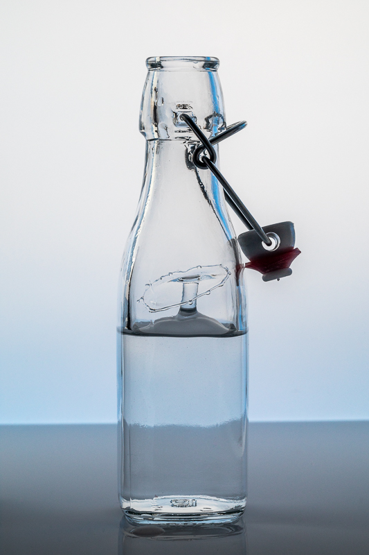 Flasche - Instagram - Liquid Art - Still Life - TaT - Tropfen - Tropfenfotografie - Wassertropfen     von Franco Tessarolo