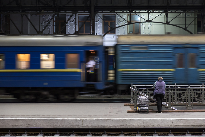 Architektur - Avaiable Light - Bahnhof - Lemberg - Lviv - Mensch - Street - Ukraine - View - Zug von Franco Tessarolo