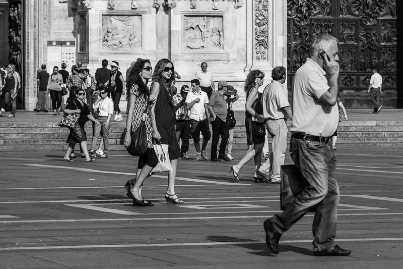 Frau - Italien - Mailand - Mensch - Monochrom - Street         von Franco Tessarolo
