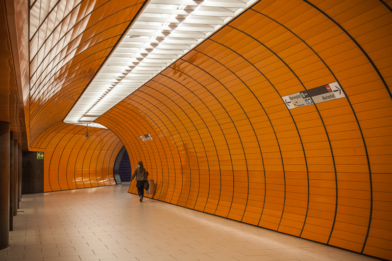 Architektur - Deutschland - Marienplatz - München - Street - U-Bahn         von Franco Tessarolo