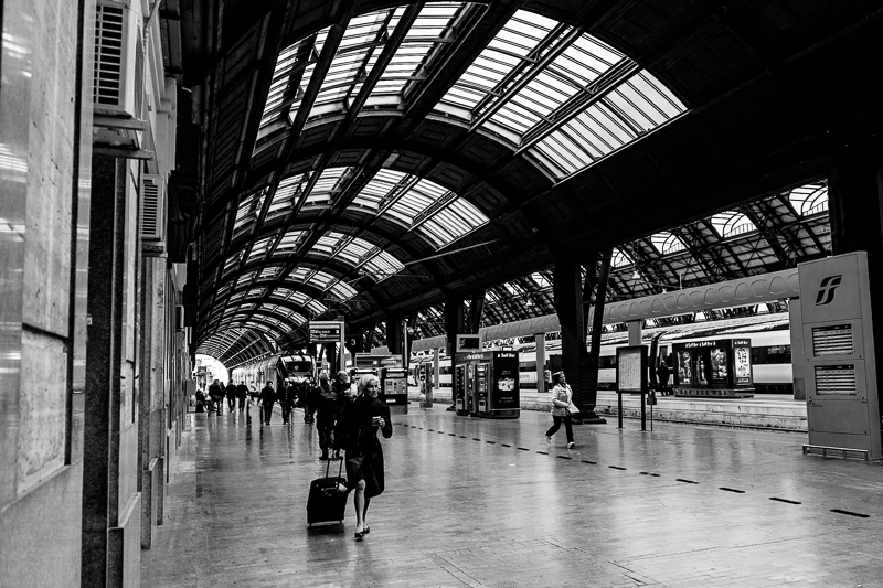 Architektur - Bahnhof - Eisenbahn - Italien - Mailand - Monochrom - Street       von Franco Tessarolo