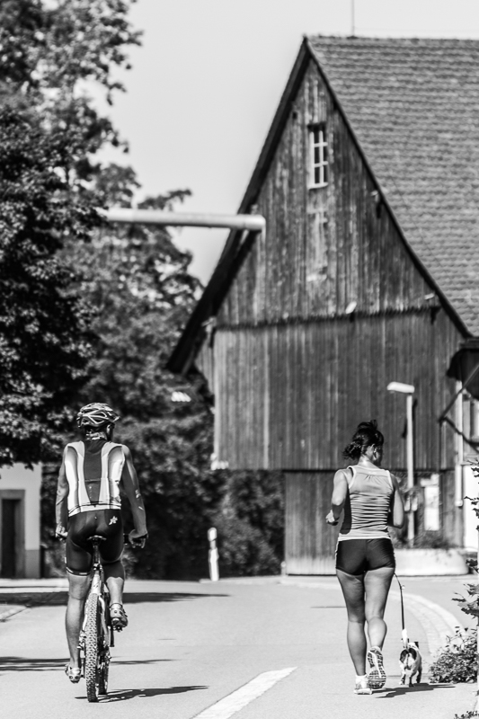 Frau - Industrieweg - Jogging - Kemptal - Mann - Mensch - Monochrom - Street     von Franco Tessarolo
