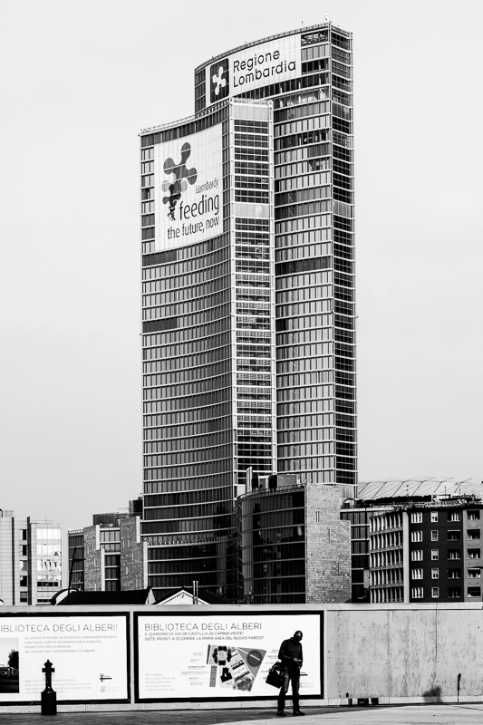 Architektur - Architekturfotografie - Instagram - Italien - Mailand - Monochrom - Palazzo Lombardia - Street     von Franco Tessarolo