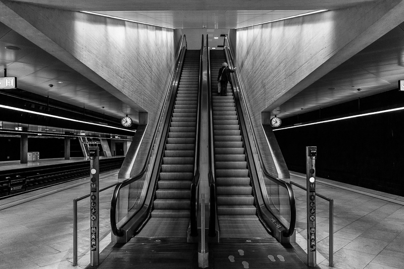 Architektur - Architekturfotografie - Avaiable Light - Bahnhof - Eisenbahn - Instagram - Monochrom - Rolltreppe - SBB - Street von Franco Tessarolo