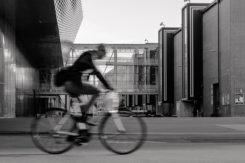 Architektur - Basel - Fahrrad - Mann - Mensch - Messe - Monochrom - Street - Velo   von Franco Tessarolo