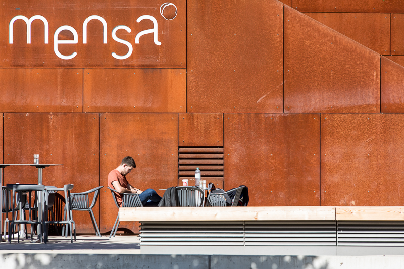 Architektur - Instagram - Mann - Mensa - Mensch - Street - View - WU-Wien - Wien - Österreich von Franco Tessarolo